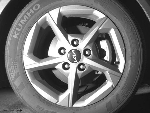 Used 2025 Kia K4 LXS image 13