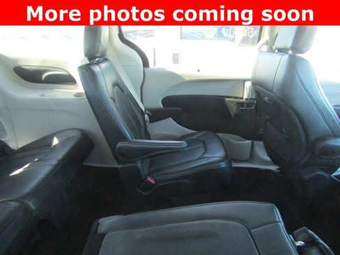 Used 2023 Chrysler Pacifica Touring-L FWD image 12