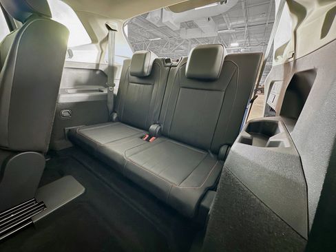 Used 2024 Volkswagen Tiguan Wolfsburg Edition image 34