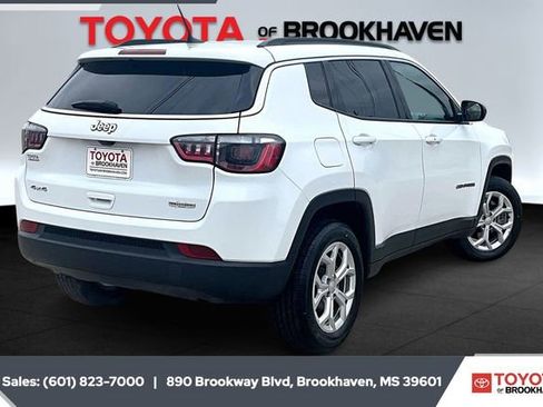 Used 2024 Jeep Compass Latitude image 11