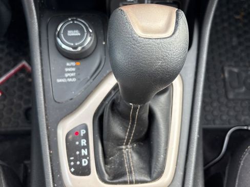 Used 2017 Jeep Cherokee Latitude w/ Cold Weather Group image 13