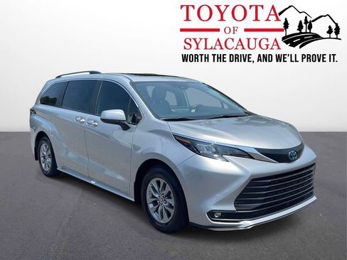 Used 2025 Toyota Sienna XLE FWD image 1