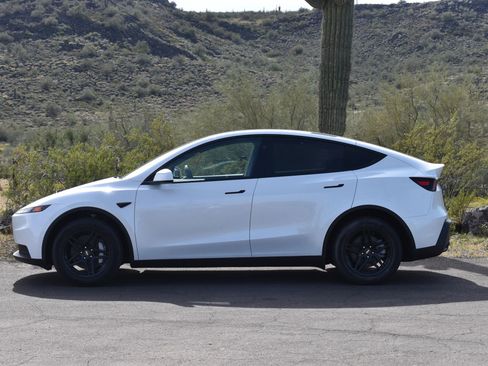 Used 2026 Tesla Model Y 2WD image 6