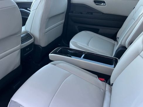 New 2025 Nissan Pathfinder SL image 5