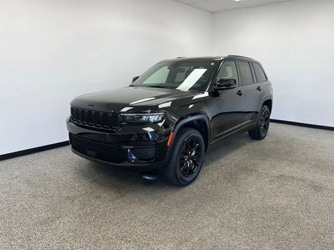 Used 2024 Jeep Grand Cherokee Altitude image 16