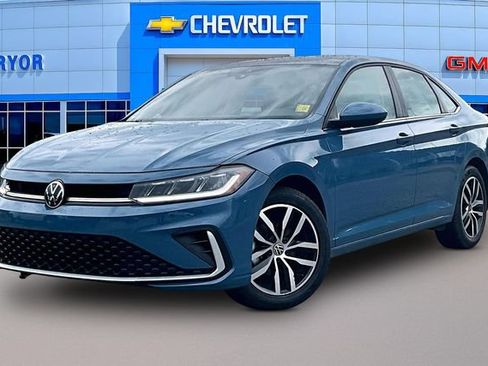 Used 2025 Volkswagen Jetta SE FWD image 3