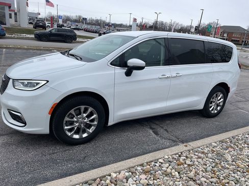 Used 2023 Chrysler Pacifica Touring-L image 2