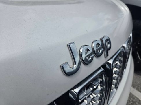 Used 2017 Jeep Grand Cherokee Overland w/ Jeep Active Safety Group RWD image 3