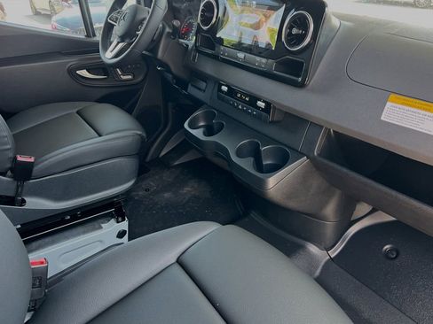 Used 2024 Mercedes-Benz Sprinter 2500 image 15