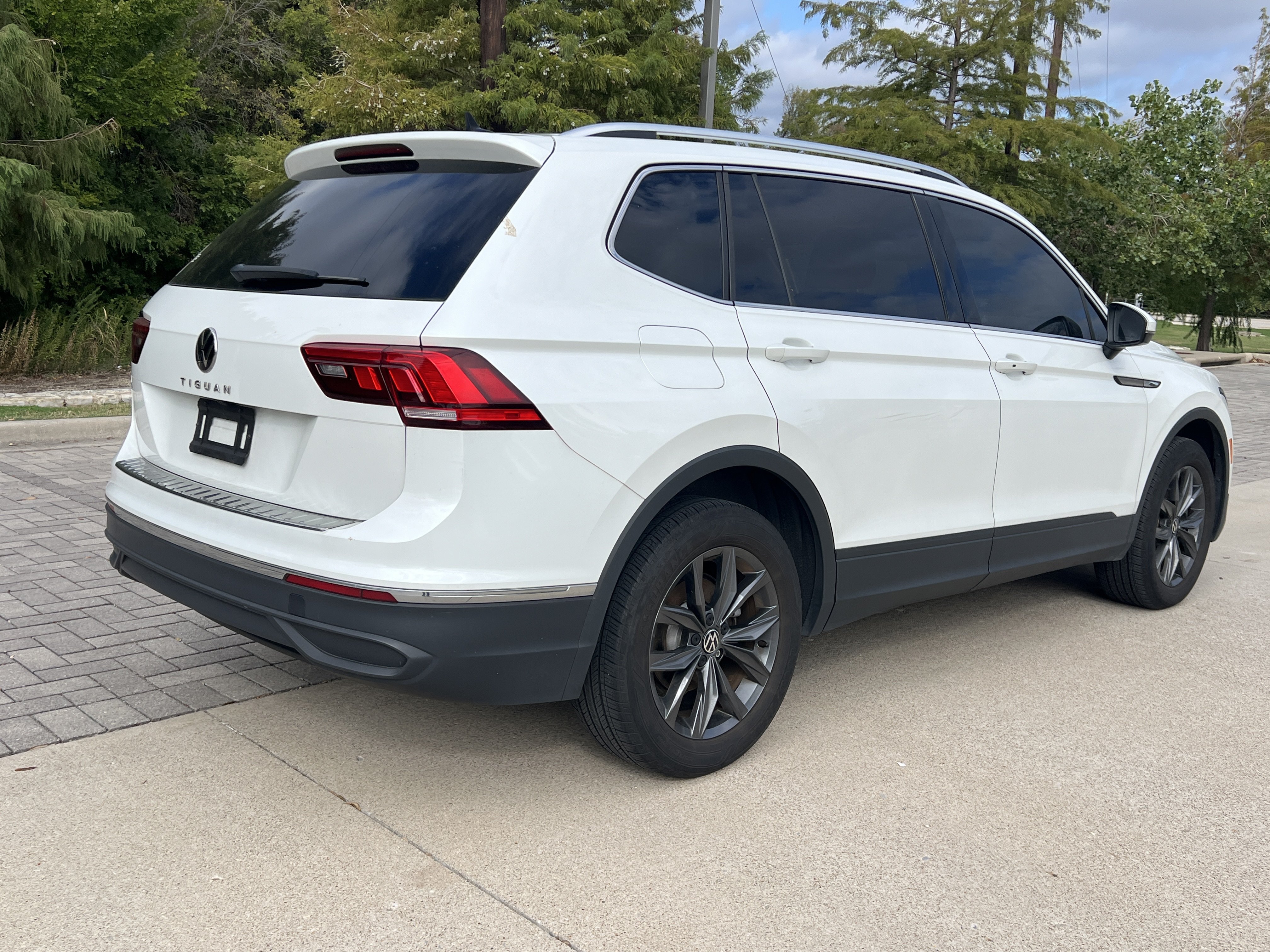 Used 2023 Volkswagen Tiguan SE w/ Panoramic Sunroof Package FWD image 8