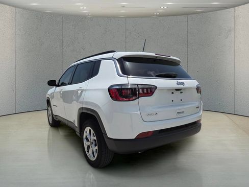 Used 2025 Jeep Compass Latitude AWD/4WD image 7