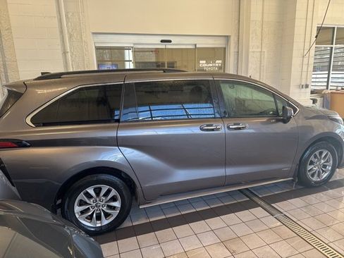 Certified 2021 Toyota Sienna XLE image 4