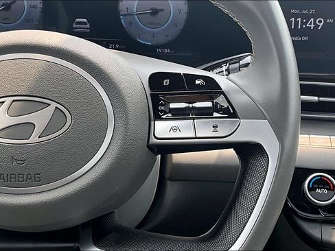 Used 2025 Hyundai Elantra SEL FWD image 17