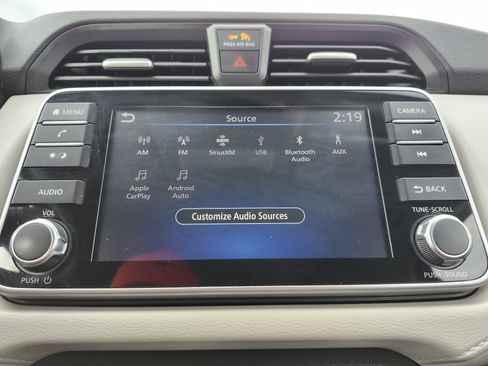 Used 2021 Nissan Versa SV FWD image 4