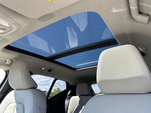 Certified 2023 Volvo XC40 B5 Ultimate w/ Protection Package Premier AWD/4WD image 18