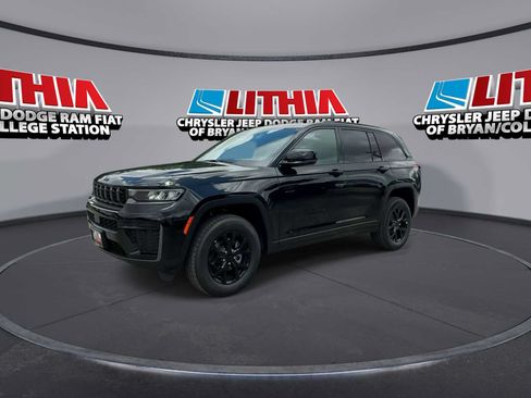 New 2026 Jeep Grand Cherokee Altitude RWD image 4