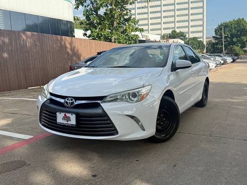 Used 2015 Toyota Camry LE FWD image 2