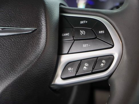 Used 2023 Chrysler Pacifica Touring-L FWD image 14