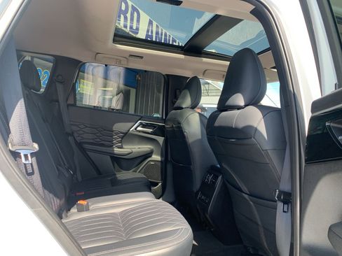 Used 2025 Mitsubishi Outlander SEL FWD image 9