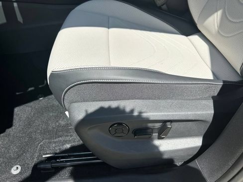 New 2026 Volkswagen Tiguan SE FWD image 50