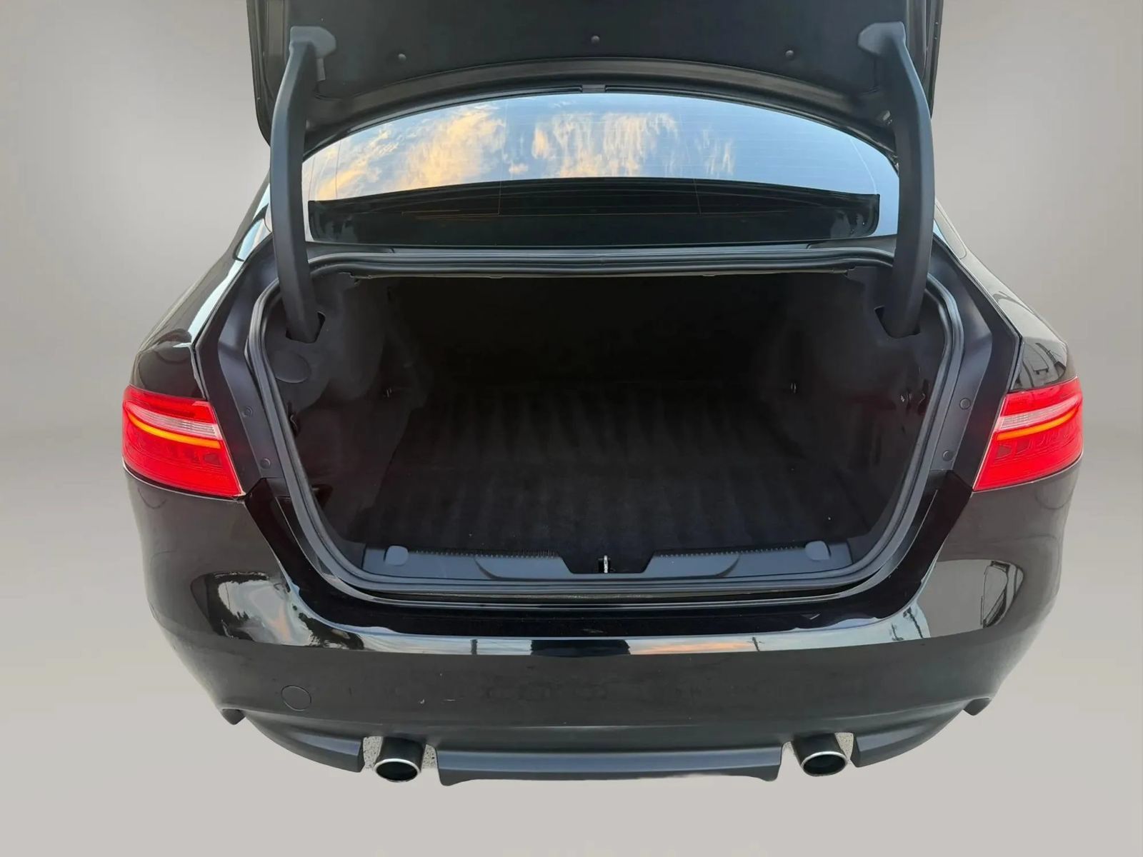 Used 2017 Jaguar XE RWD image 33