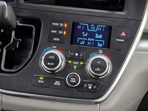 Used 2015 Toyota Sienna LE image 19