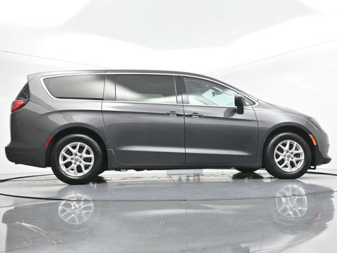 Used 2017 Chrysler Pacifica Touring FWD image 56