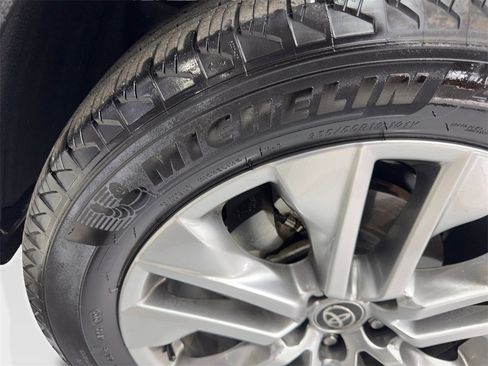 Used 2024 Toyota RAV4 XLE Premium image 88