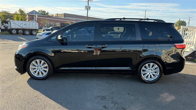 Used 2017 Toyota Sienna Limited Premium FWD image 3