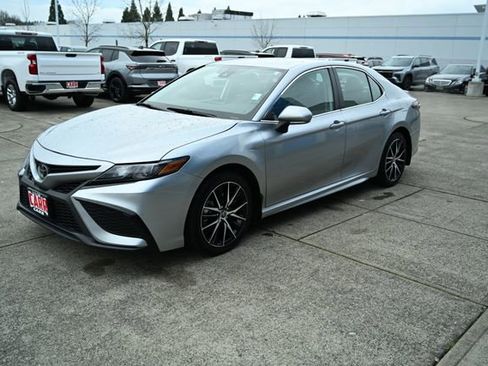 Used 2024 Toyota Camry SE image 4