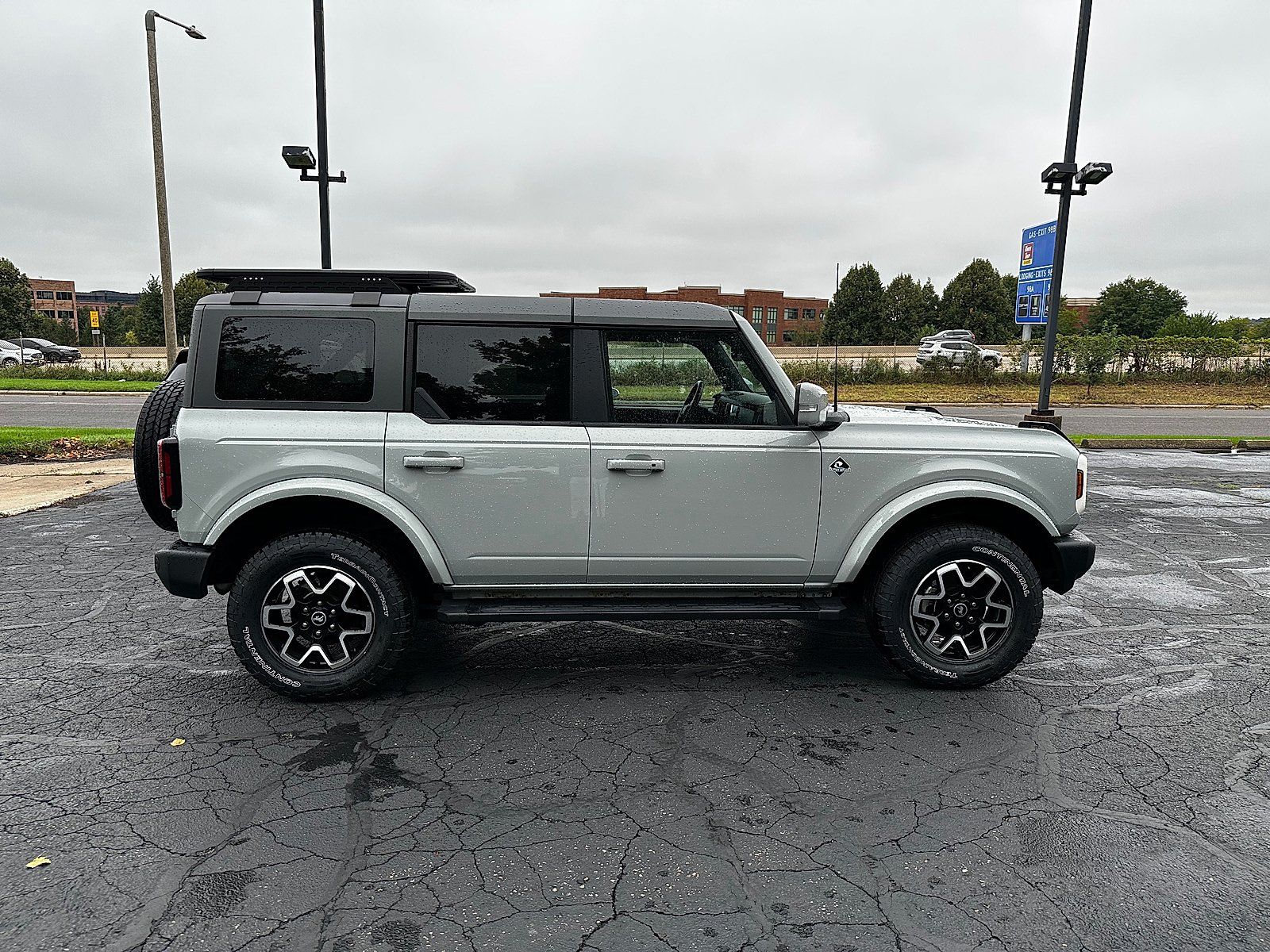 Used 2023 Ford Bronco Outer Banks AWD/4WD image 2