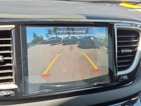 Used 2025 Chrysler Pacifica Select FWD image 18