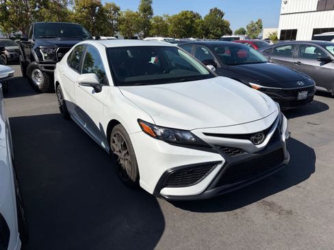 Used 2022 Toyota Camry SE w/ Carpet Mat Package (TMS) FWD image 2