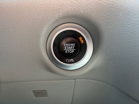 Used 2024 Chrysler Pacifica Touring-L FWD image 22