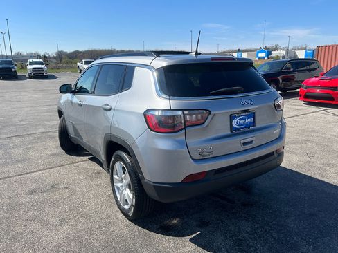 Used 2022 Jeep Compass Latitude w/ Sun and Sound Group AWD/4WD image 8