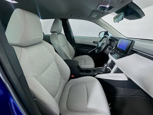 Used 2025 Toyota Corolla Cross LE FWD image 27