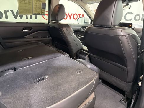 Used 2025 Nissan Pathfinder SL AWD/4WD image 12