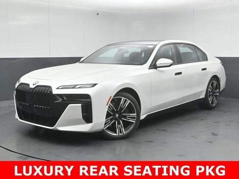 Used 2023 BMW 760i xDrive w/ Luxury Rear Seating Package AWD/4WD image 3