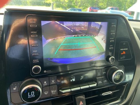 Used 2021 Toyota Highlander XLE AWD/4WD image 28