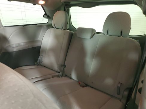 Used 2020 Toyota Sienna LE w/ Carpet Mat Package FWD image 13