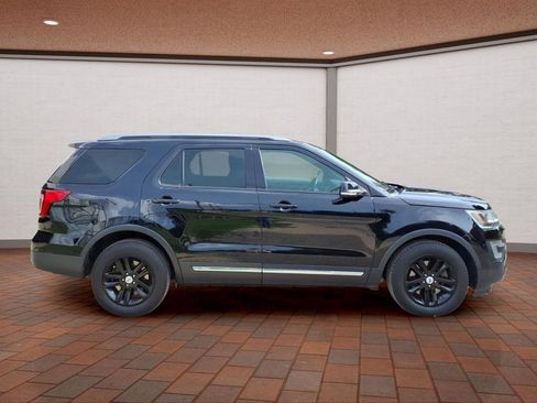 Used 2017 Ford Explorer XLT FWD image 4