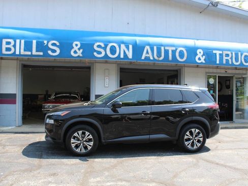 Used 2021 Nissan Rogue SV image 1