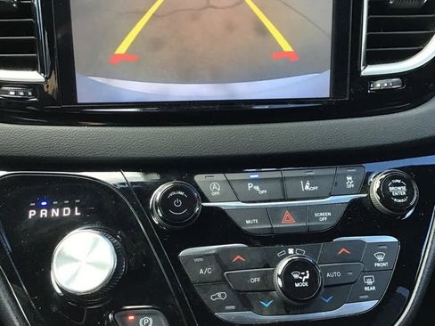 Used 2025 Chrysler Pacifica Select image 10