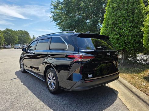 Used 2021 Toyota Sienna XLE image 3