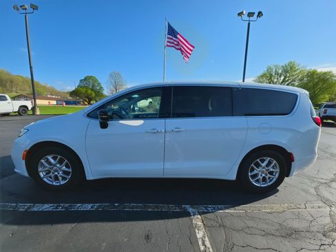 Used 2024 Chrysler Pacifica Touring-L FWD image 2