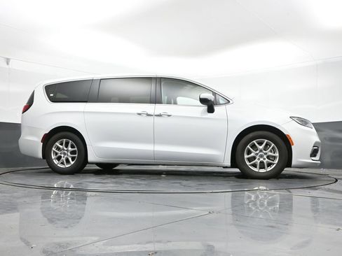 Used 2023 Chrysler Pacifica Touring-L FWD image 43