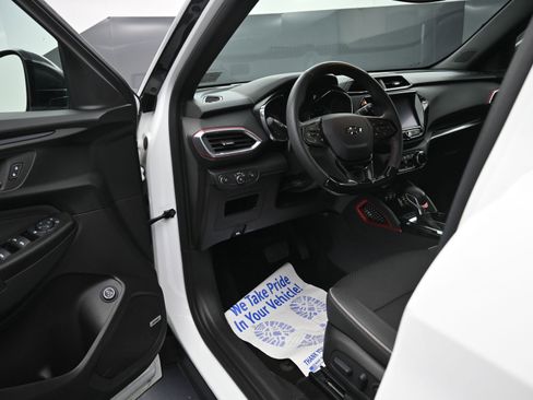 Used 2023 Chevrolet TrailBlazer RS w/ Sun and Liftgate Package image 9