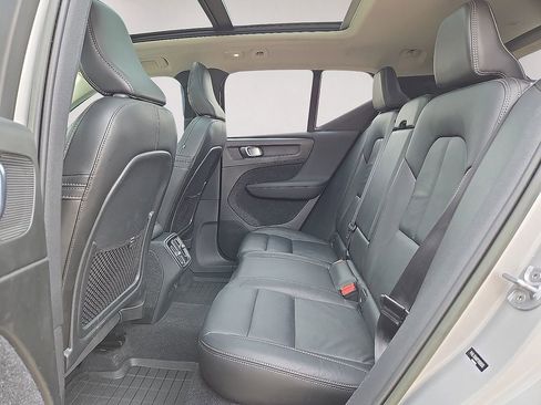 Used 2023 Volvo XC40 B5 Plus AWD/4WD image 16