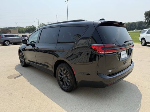 Used 2021 Chrysler Pacifica Touring-L w/ Uconnect Theater Family Group AWD/4WD image 3