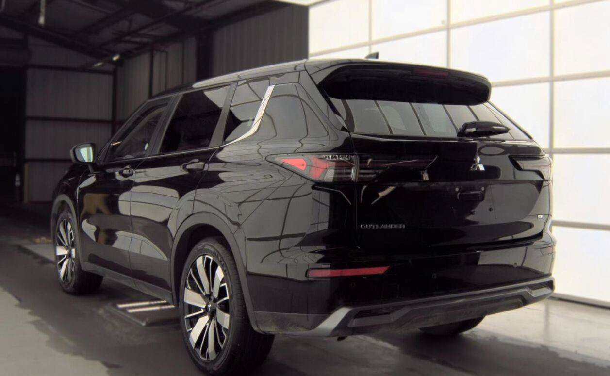 Used 2025 Mitsubishi Outlander AWD image 3